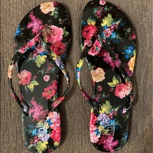 Cute floral flip flops in a size 9.